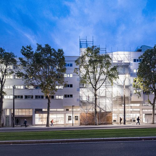 Aménagement provisoire d’un parking en logement d’urgence