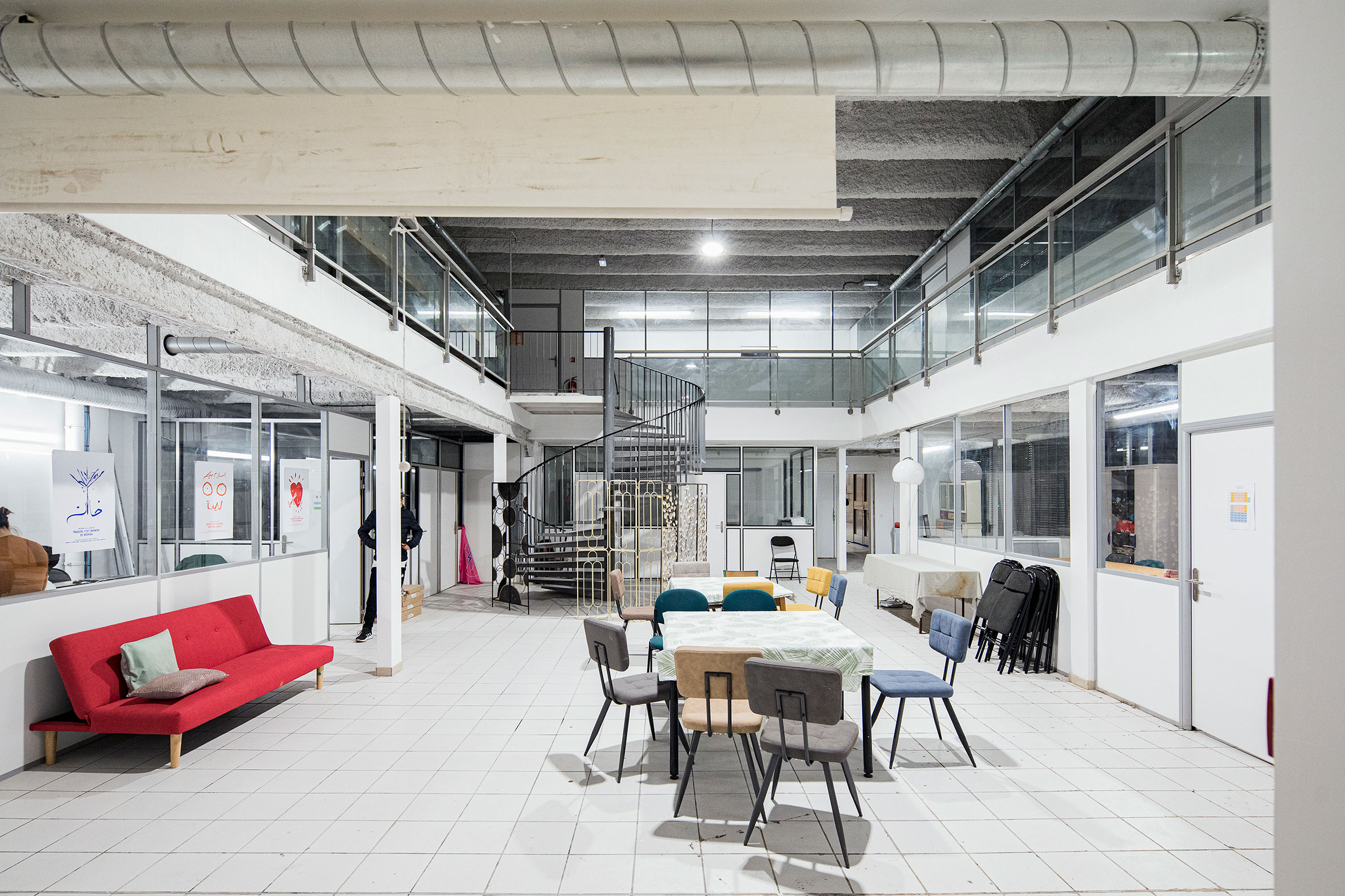 Aménagement provisoire d’un parking en logement d’urgence