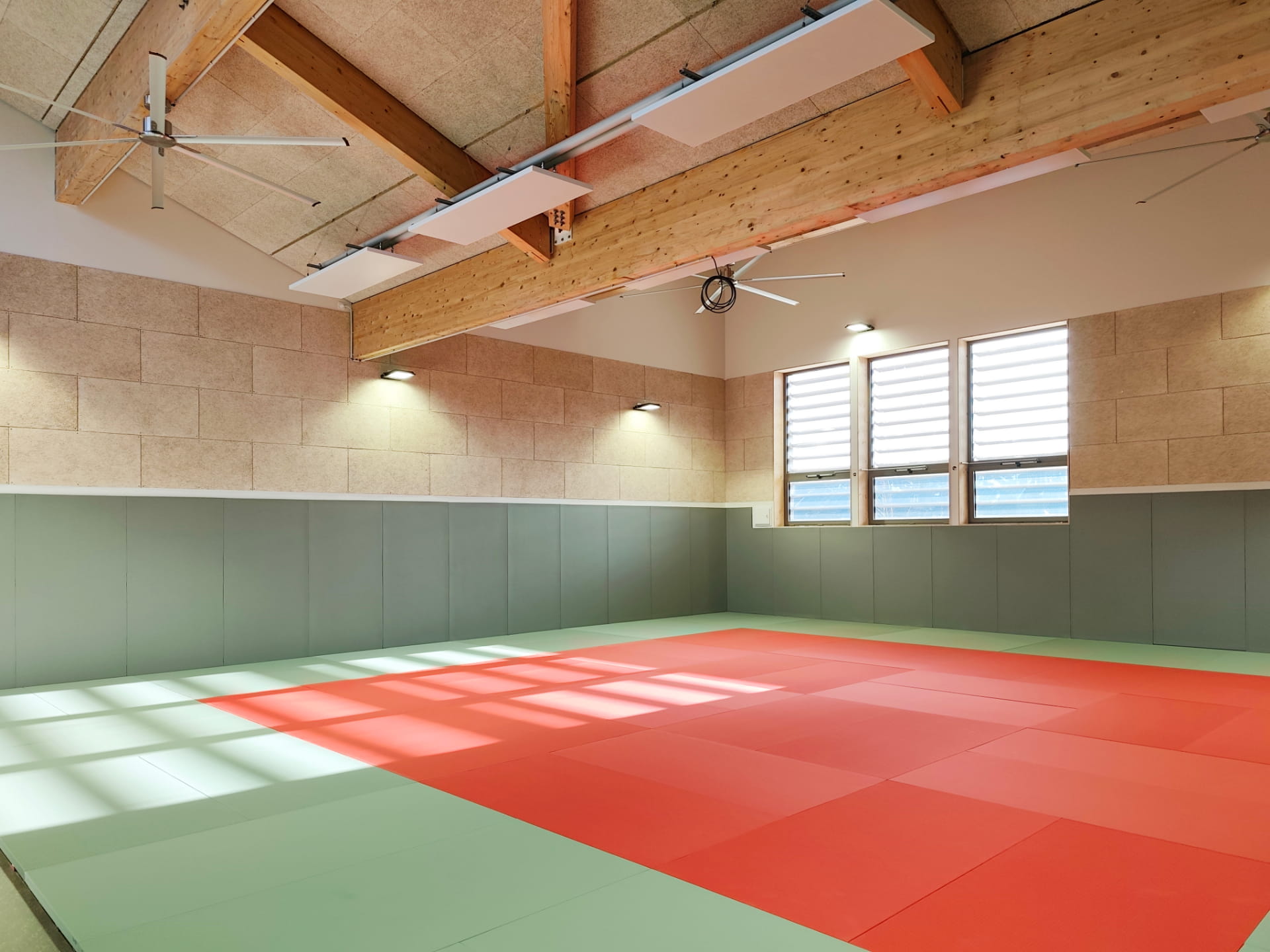 Construction d'un gymnase bois paille