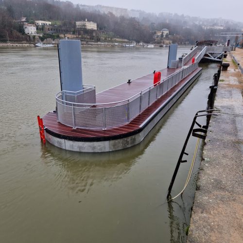 Embarcadère flottant La Sucrière — Halte bateau-bus sur la Saône