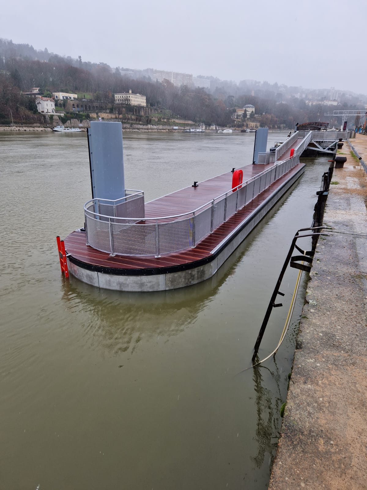 Embarcadère flottant La Sucrière — Halte bateau-bus sur la Saône