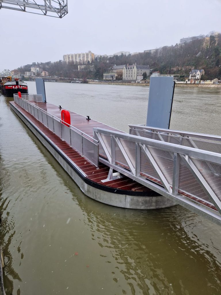 Embarcadère flottant La Sucrière — Halte bateau-bus sur la Saône