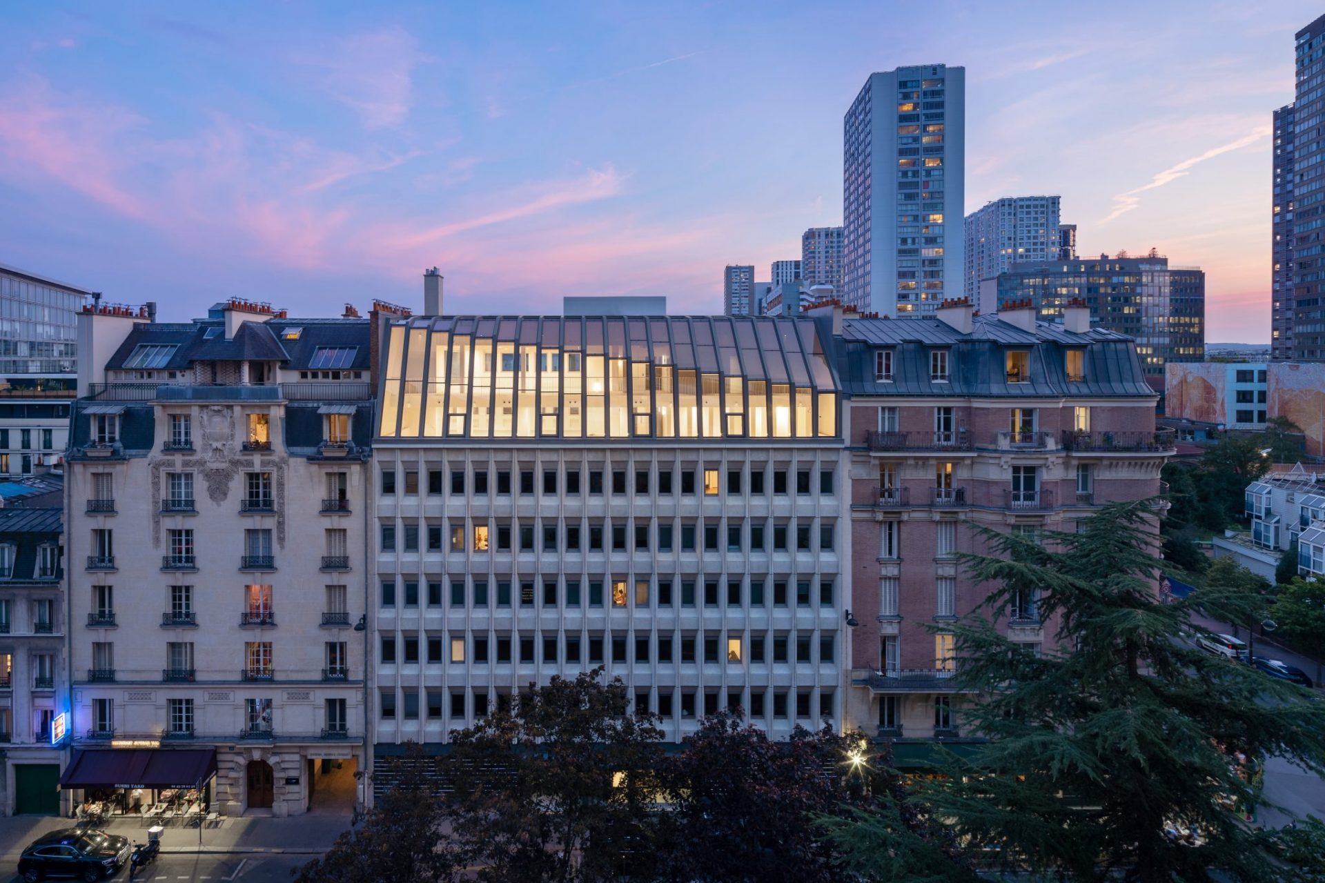 Extension/surélévation vitrée d’un immeuble de bureau existant