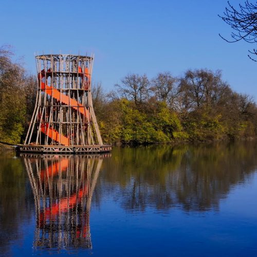 La maison sur le fleuve – Œuvre scénographique et éphémère en bois