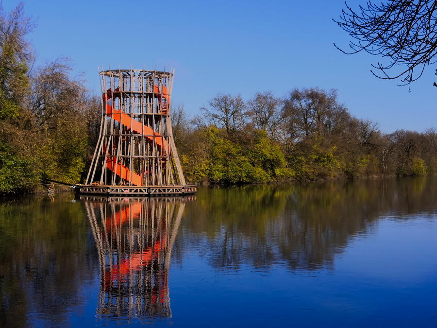 La maison sur le fleuve - Œuvre scénographique et éphémère en bois