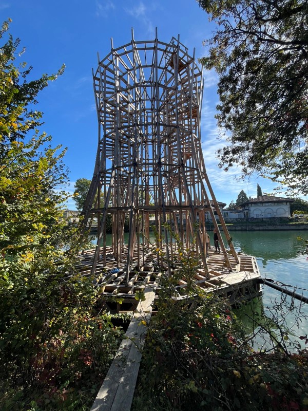La maison sur le fleuve - Œuvre scénographique et éphémère en bois