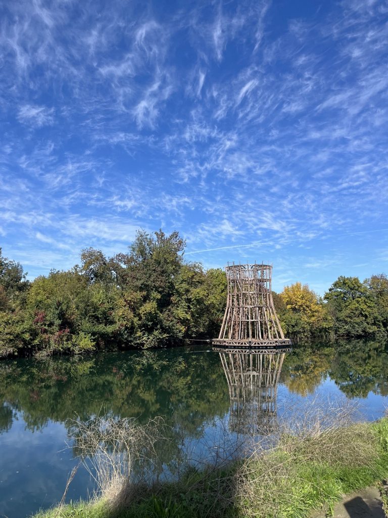 La maison sur le fleuve - Œuvre scénographique et éphémère en bois