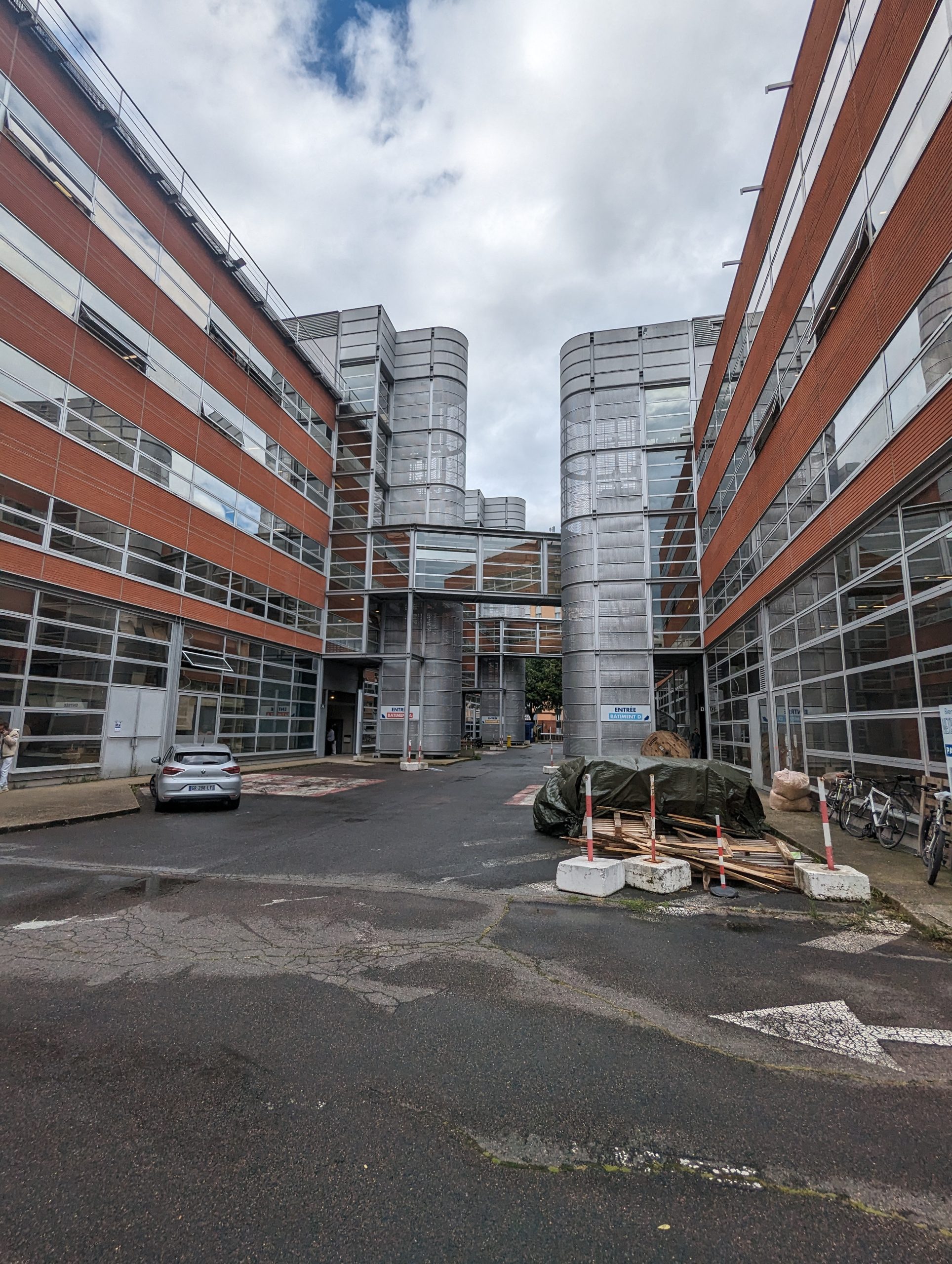 Réhabilitation d'un hôtel d'activité occupé