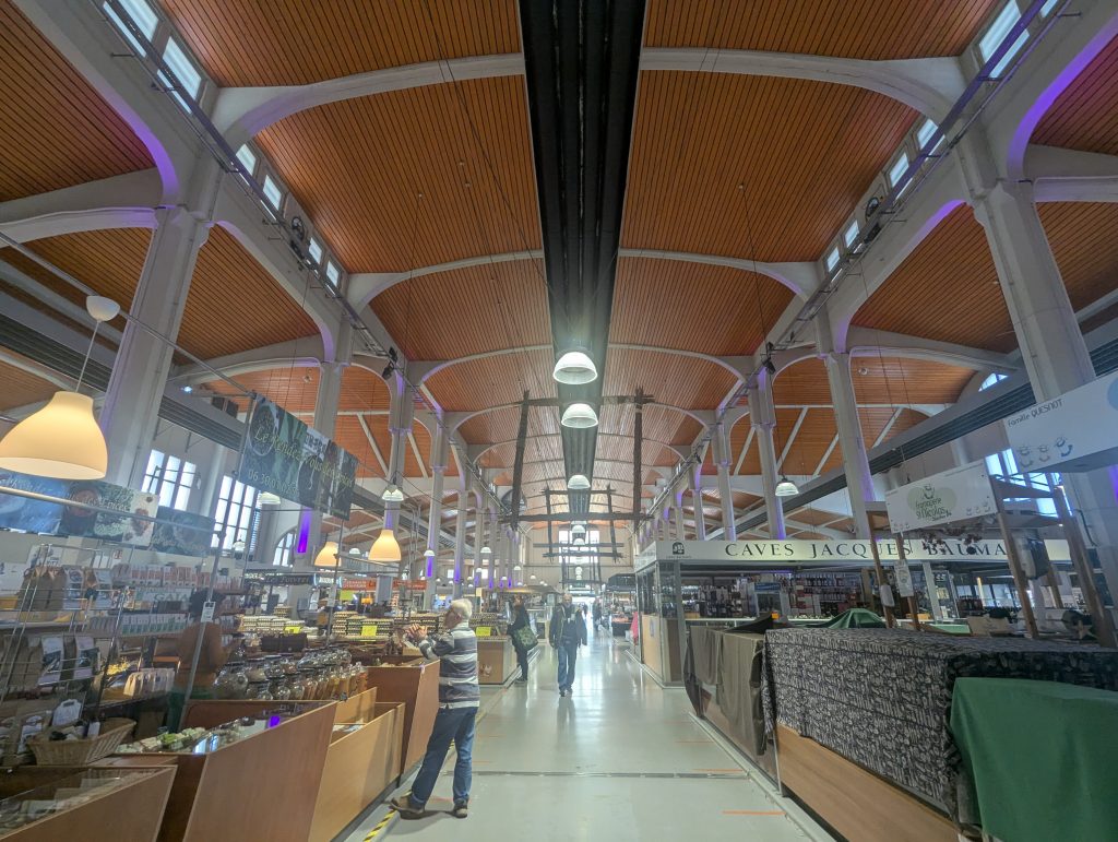 Rénovation de la halle du marché du canal couvert et aménagement de ses espaces extérieurs