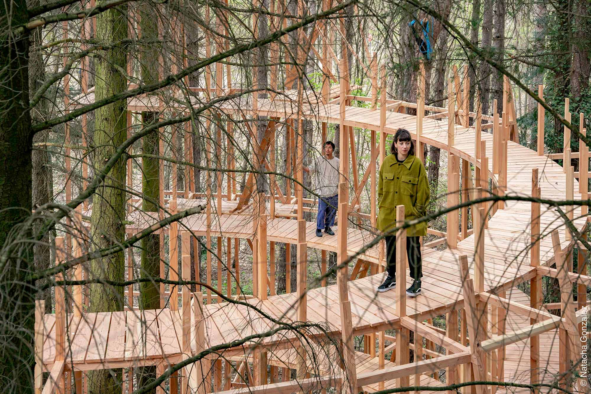 Œuvre scénographique monumentale et éphémère en bois