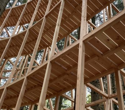 Œuvre scénographique monumentale et éphémère en bois