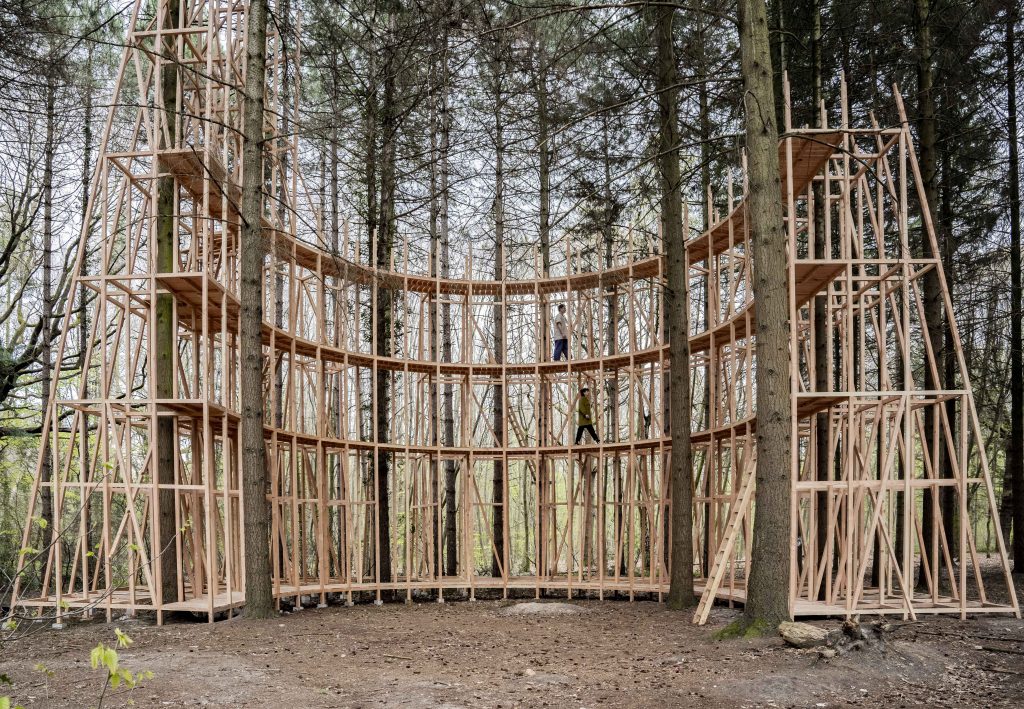 Œuvre scénographique monumentale et éphémère en bois
